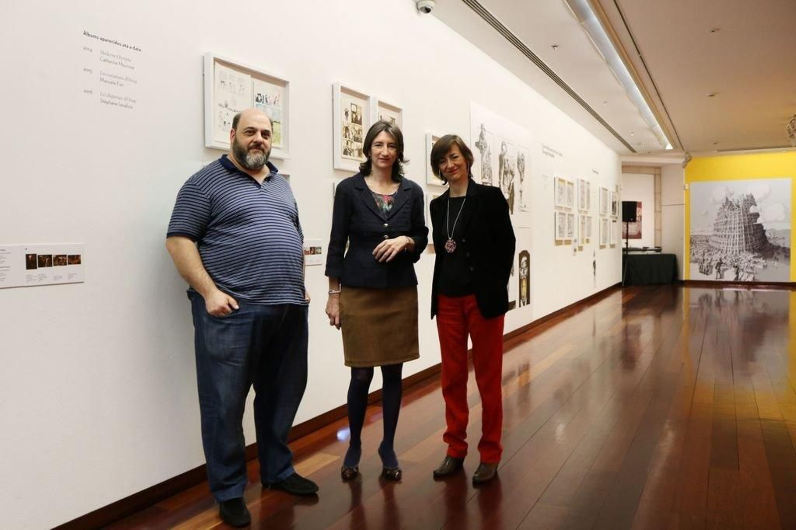 El comisario Asier Mensuro, con la coordinadora de Cultura de Afundación, Paloma Vela y Laura Fernández, de la Fundación Telefónica, ayer en Vigo.