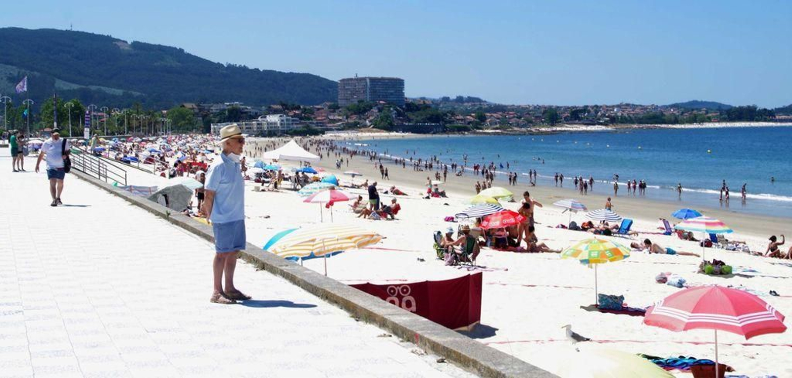Con el registro de temperatura más alto en lo que va de año, Samil fue ayer el refugio perfecto para miles de bañista, distanciados por el sistema de cuadrículas.