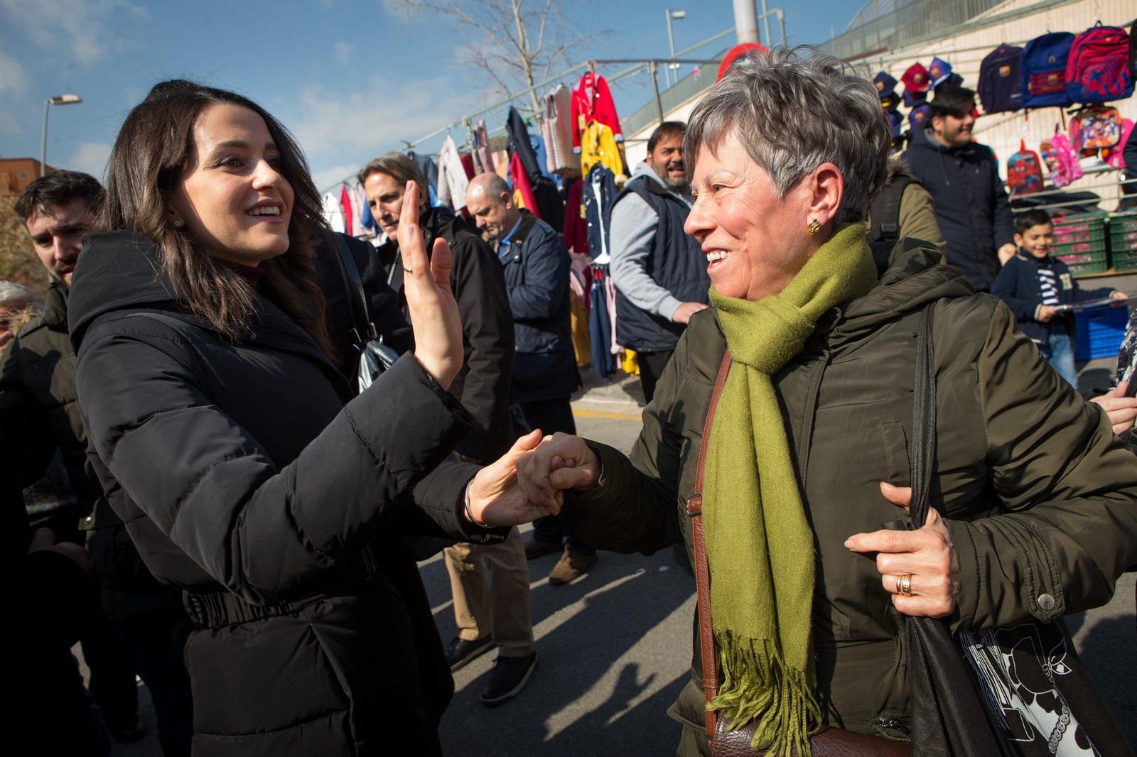 Ines Arrimadas, ayer durante su visita al mercadillo del Singuerlín de Santa Coloma (Barcelona).