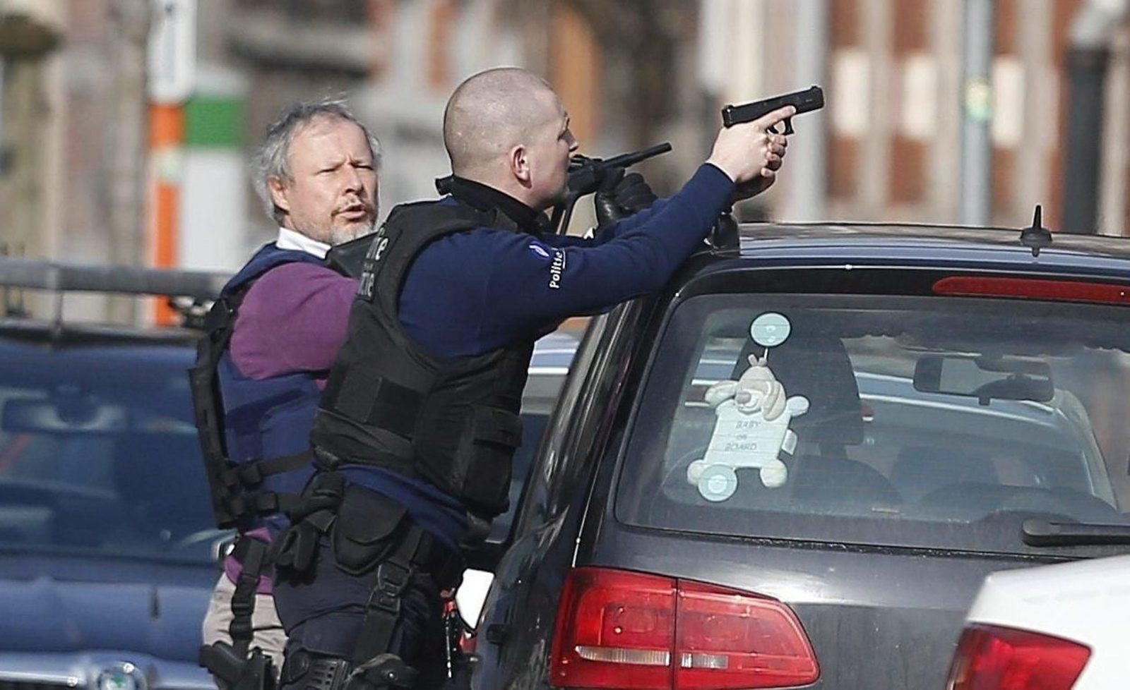 Agentes de policía montan guardia en el lugar donde fue perpetrado un tiroteo en Bruselas