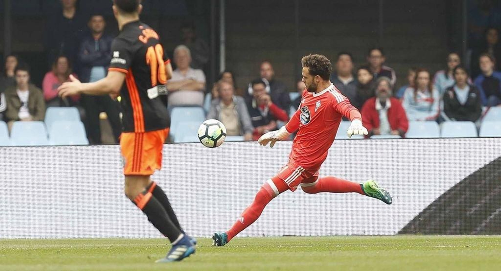 Sergio Álvarez ejecuta un saque en largo de su área. La portería celeste estuvo muy segura.