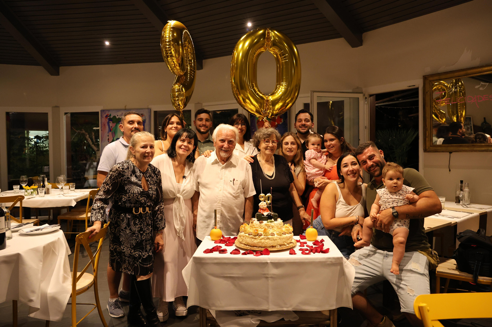 Miguel Soto en el centro de la imagen rodeado de su familia.