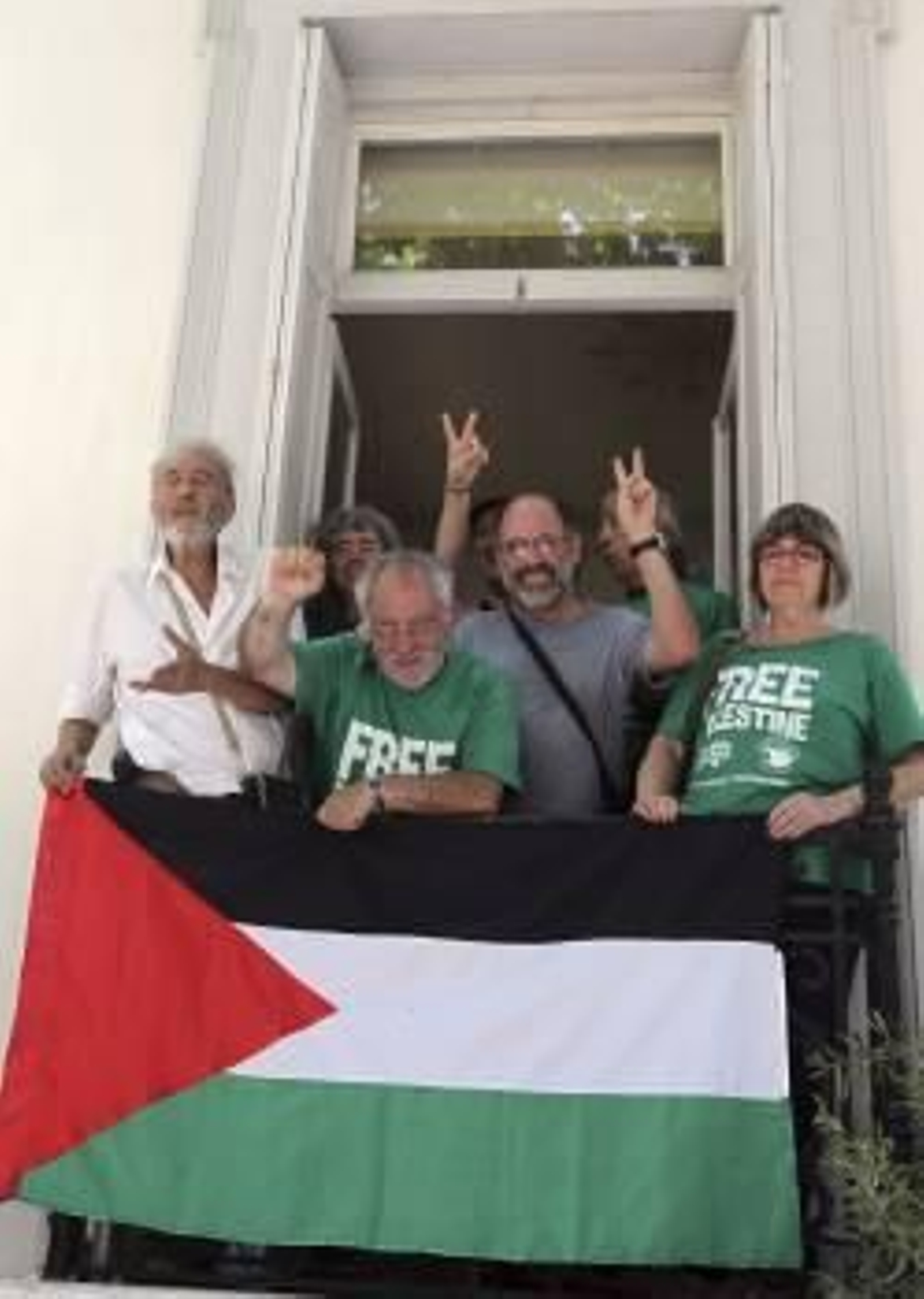 Activistas españoles en la embajada de España en Atenas (Grecia) (Foto: PANAGIOTON)