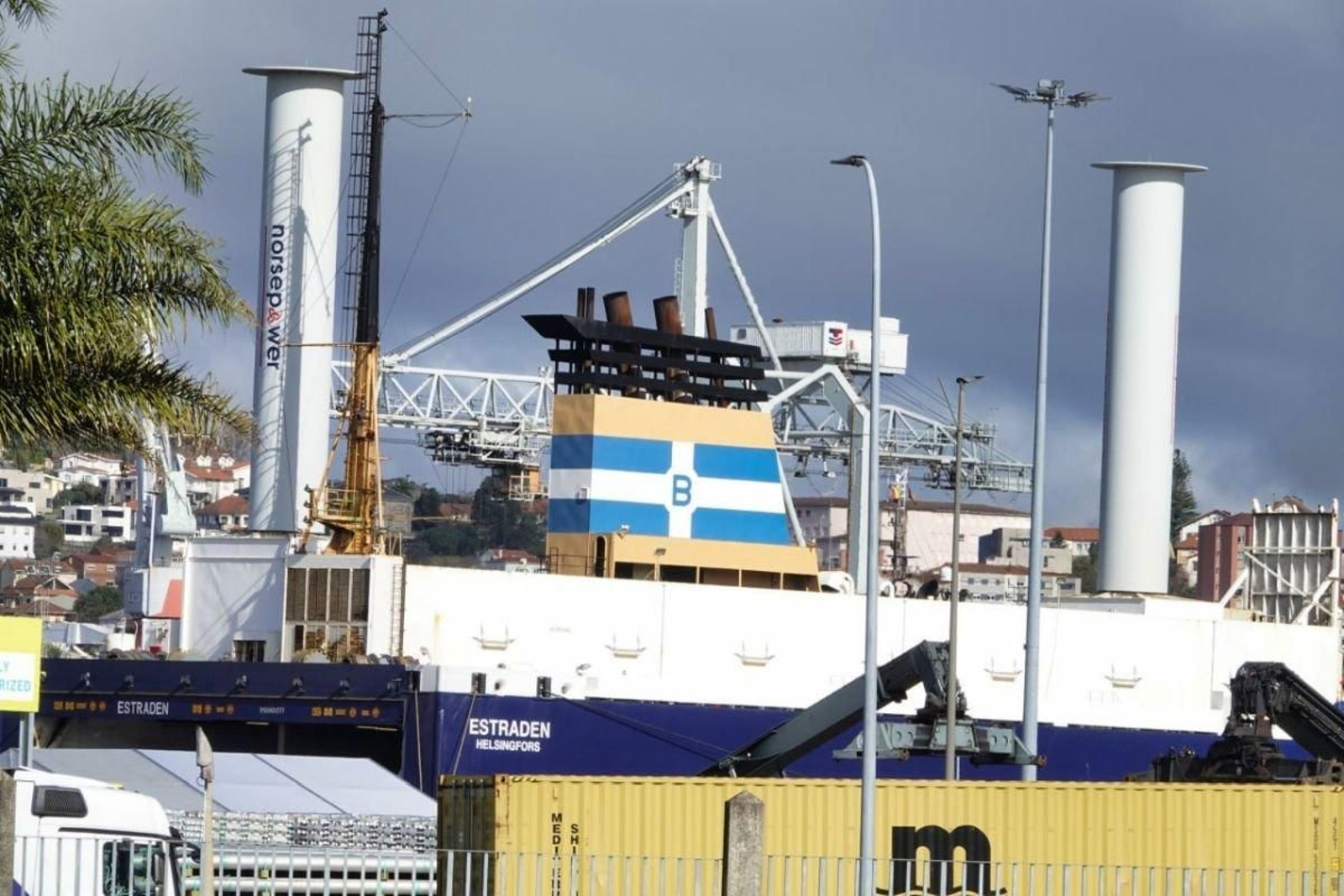El mercante finlandés “Estraden”, ayer atracado en el muelle de Areal.