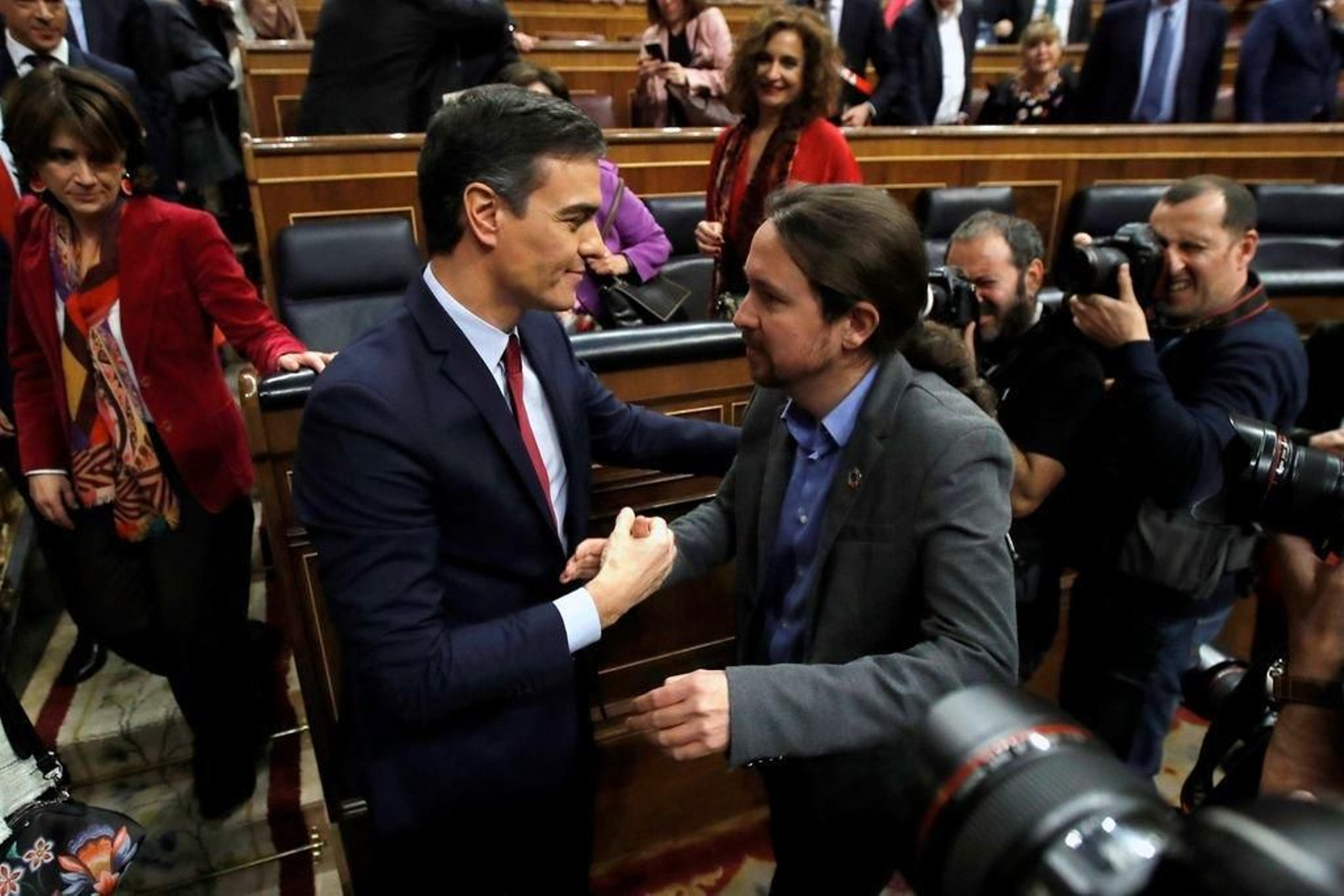Sánchez e Iglesias se saludan al término de la sesión de investidura en el Congreso.