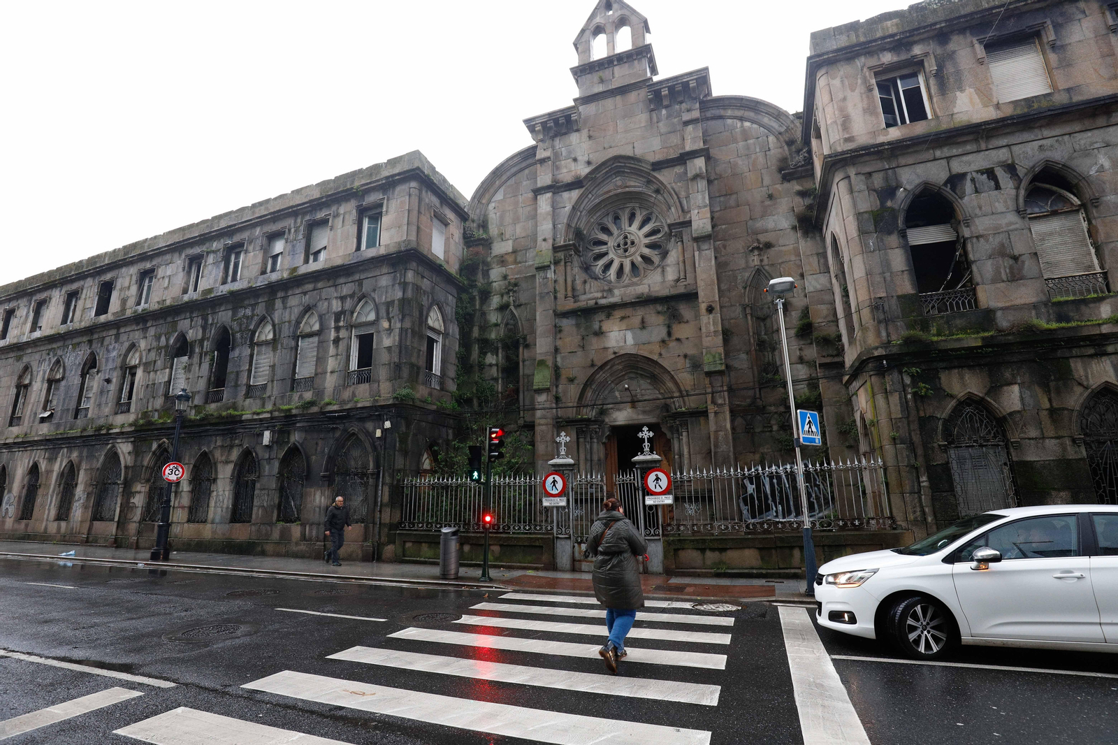 La fachada de la iglesia del antiguo asilo, que se conservará, es obra de Manuel Felipe Quintana, autor también de Santiago de Vigo.