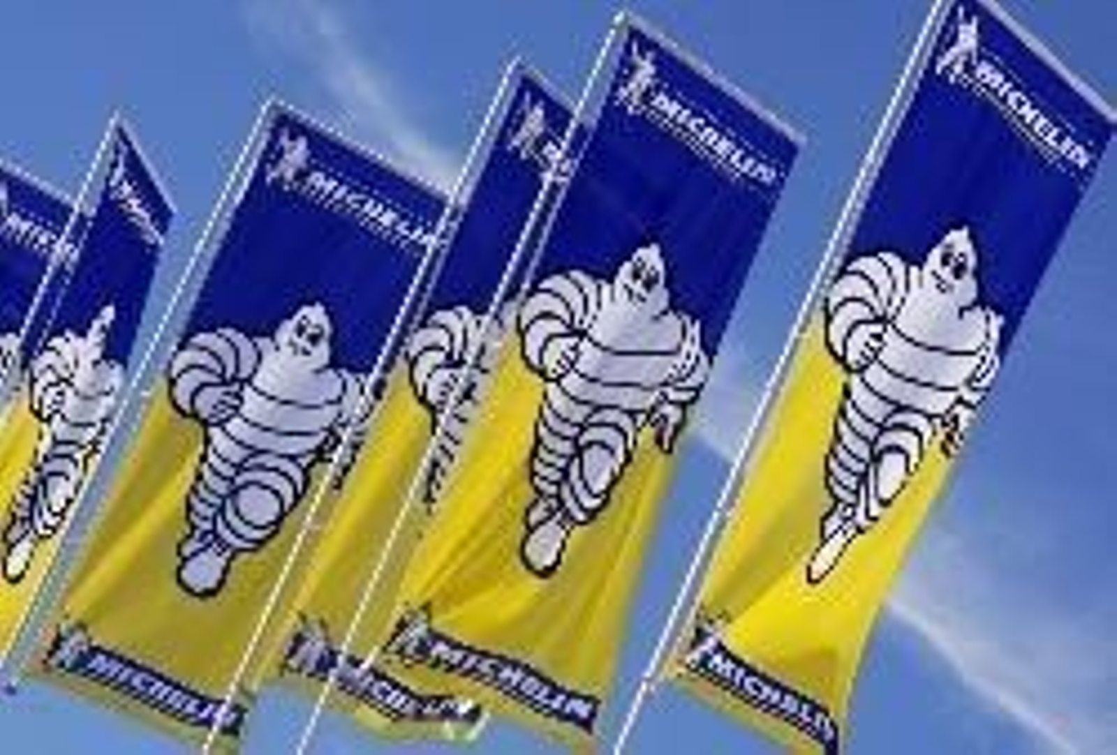 Banderas con el logotipo de la compañía.