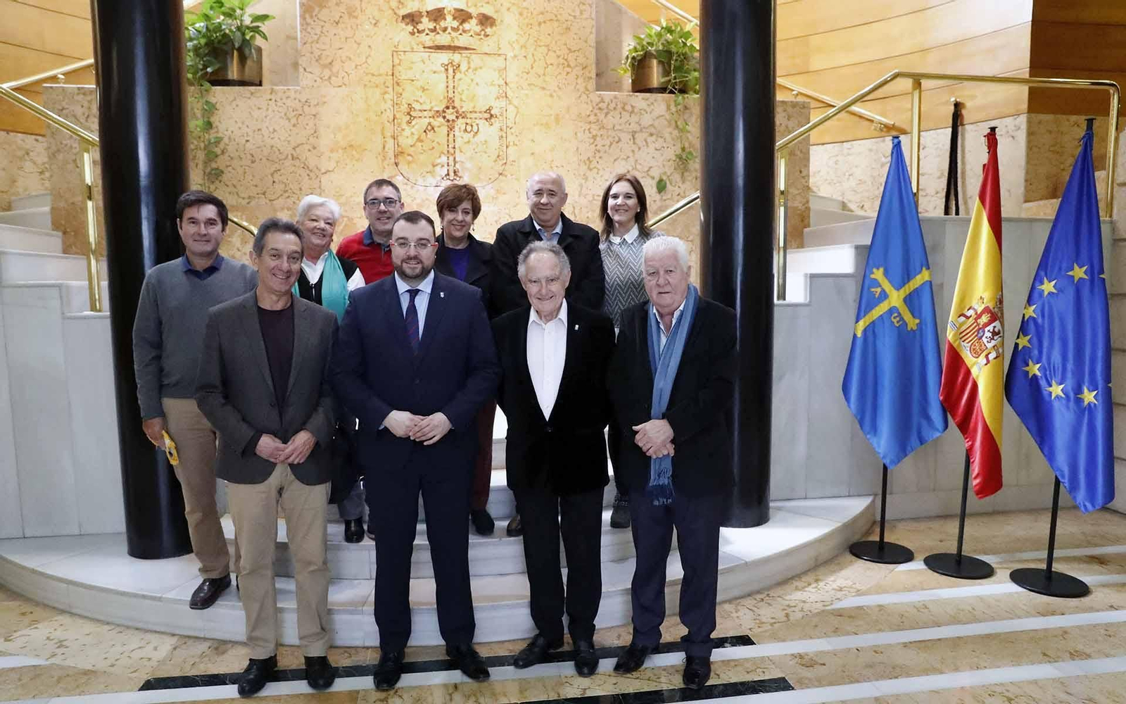 En la primera fila, de izquierda a derecha, Manuel Barros, Adrián Barbón, José Manuel García, Juan Manuel Posada. En la segunda fila, Gustavo Cueto, Rosa María Suárez, Emilio Álvarez, Begoña Serrano, Raúl Estrada y Nayda Fernández