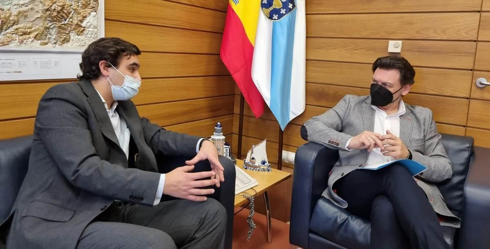 Miranda y Guisado, durante la reunión celebrada en la sede de la SXE en Santiago de Compostela