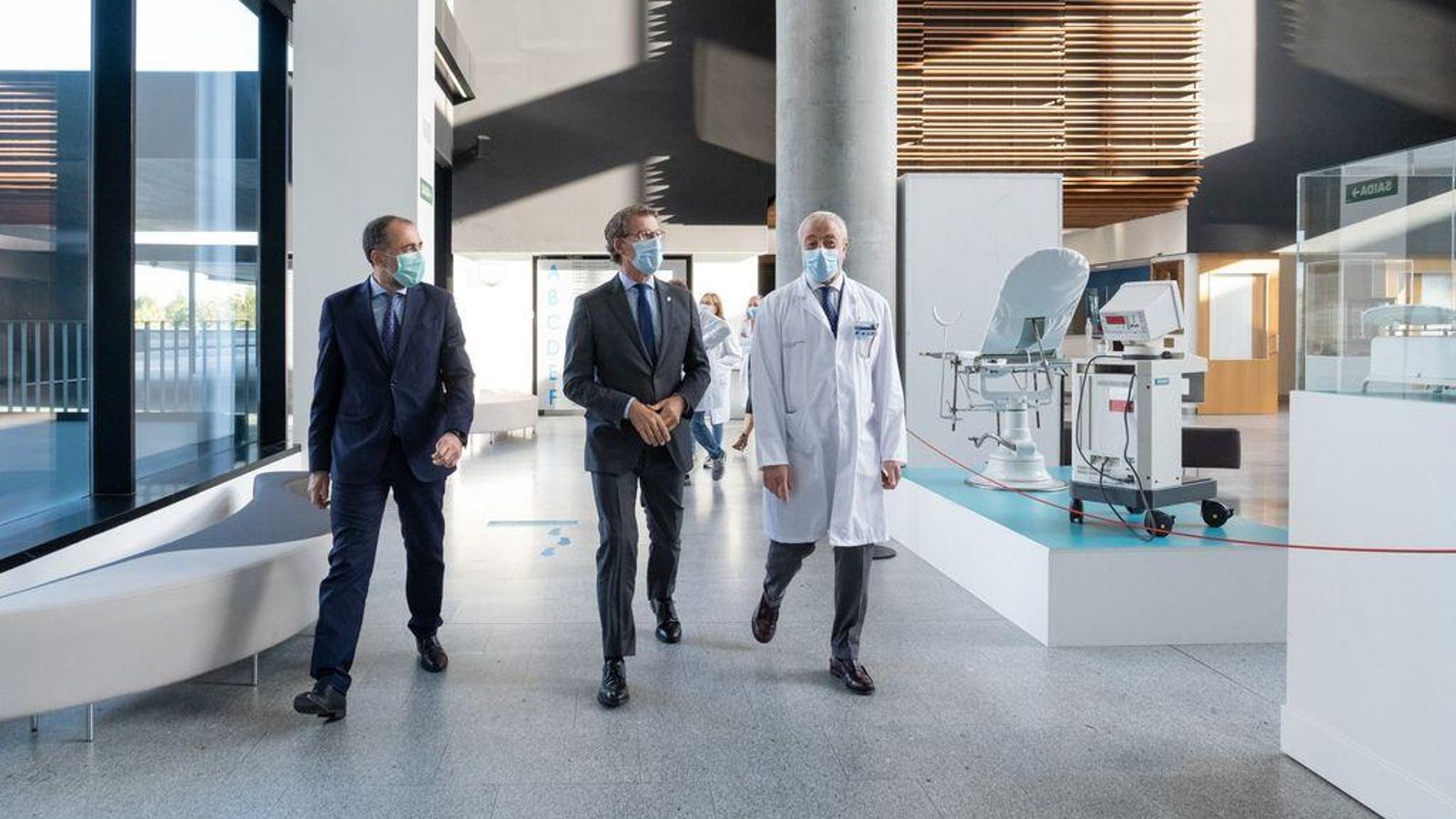 O presidente da Xunta, Alberto Núñez Feijóo, acompañado do conselleiro de Sanidade, Julio García Comesaña, visita o novo laboratorio de microbioloxía do Instituto de Investigación Sanitaria Galicia Sur no Hospital Álvaro Cunqueiro, Vigo, 25/09/20.
