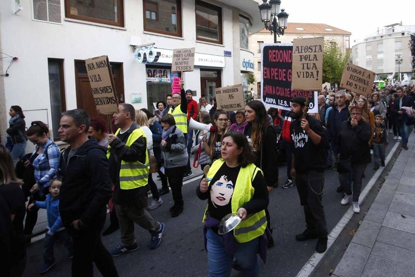 Más de 60 colectivos sociales se manifestaron ayer en Redondela contra la casa de apuestas.
