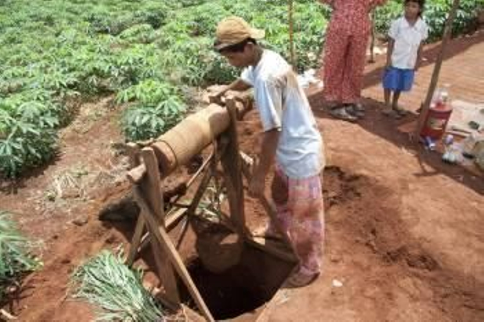 Buscadores de gemas arriesgan la vida en precarios pozos de más de diez metros de profundidad para arrancar de la tierra pequeñas piedras preciosas y ganarse un sustento  (Foto: EFE)