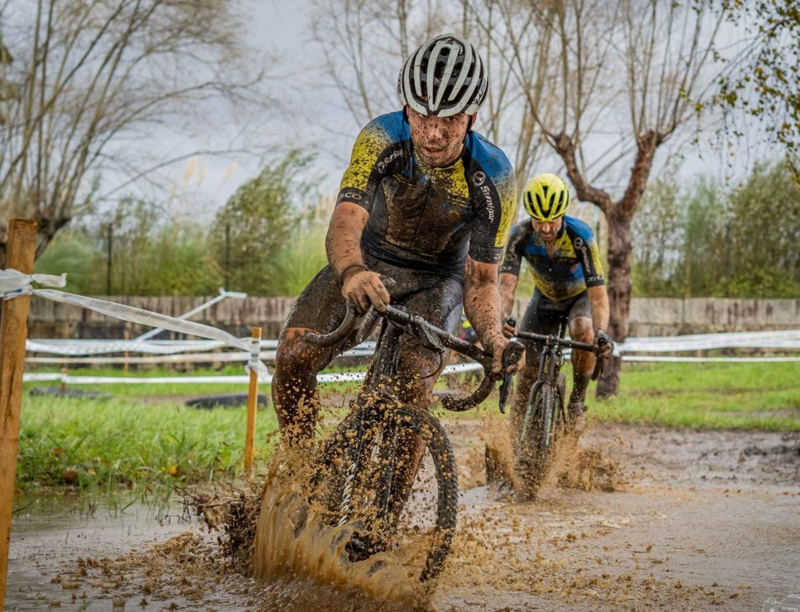 Gabriel Conde e Luis Fernández pasan unha zona chea de auga no ciclocross do Porriño.