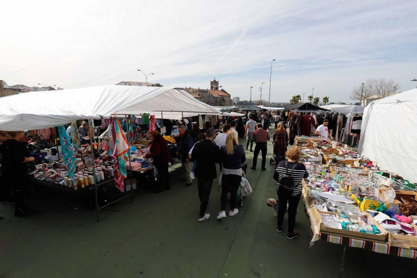 Desde el pasado 14 de marzo Vigo se ha quedado sin sus populares mercadillos, como el de Bouzas, en imagen.