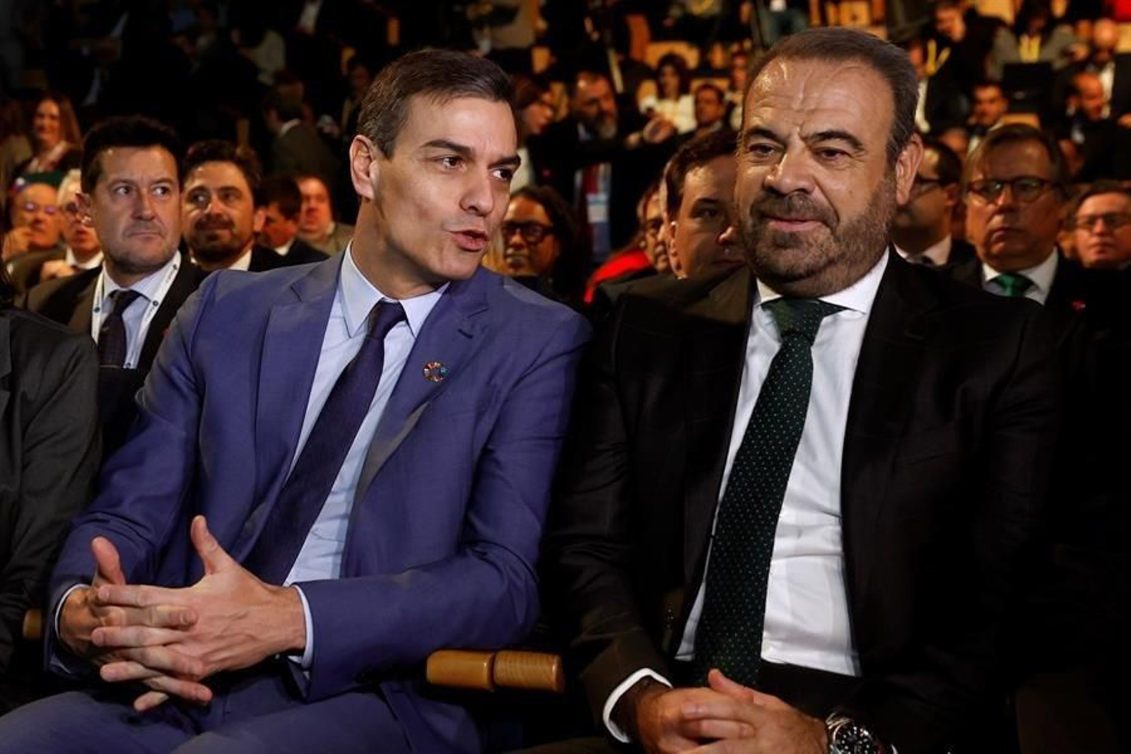 El presidente del Gobierno, Pedro Sánchez (i), y el presidente de Exceltur y consejero delegado de Meliá Hotels International, Gabriel Escarrer