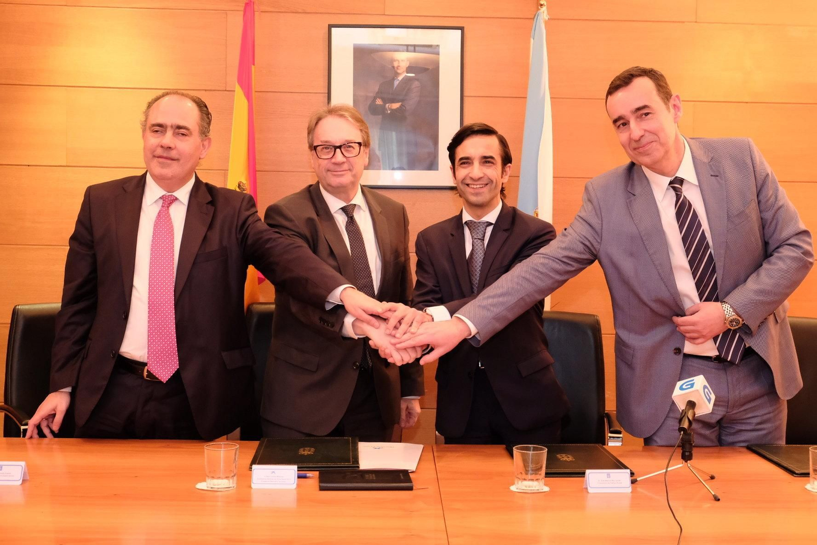 De izquierda a derecha, Arturo Parrado, Marc Simon, José Manuel Rey y Emilio Barreiro, durante la firma.
