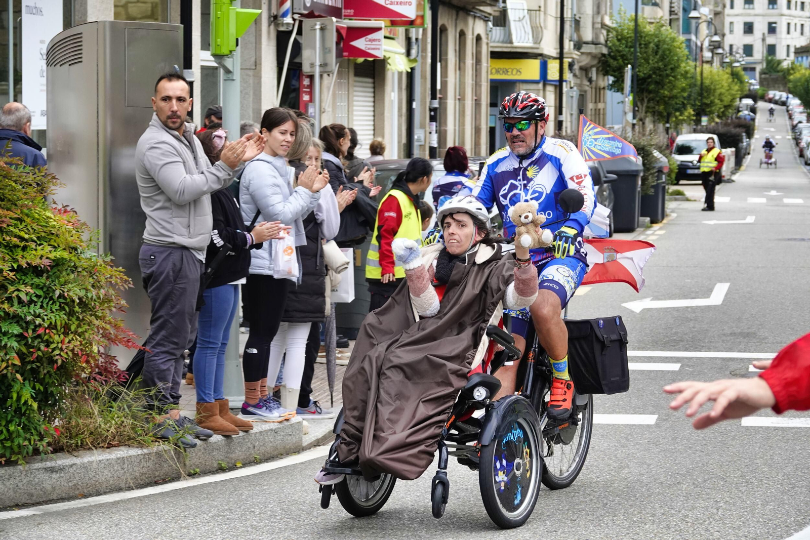 Una participante presume de acompañante peludo, un oso de peluche.