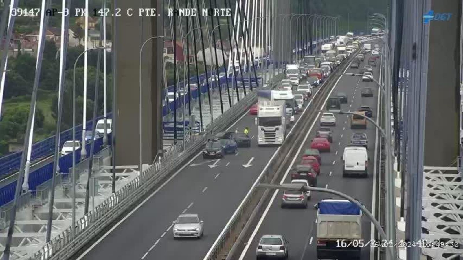 El puente de Rande, colapsado por el accidente. // DGT