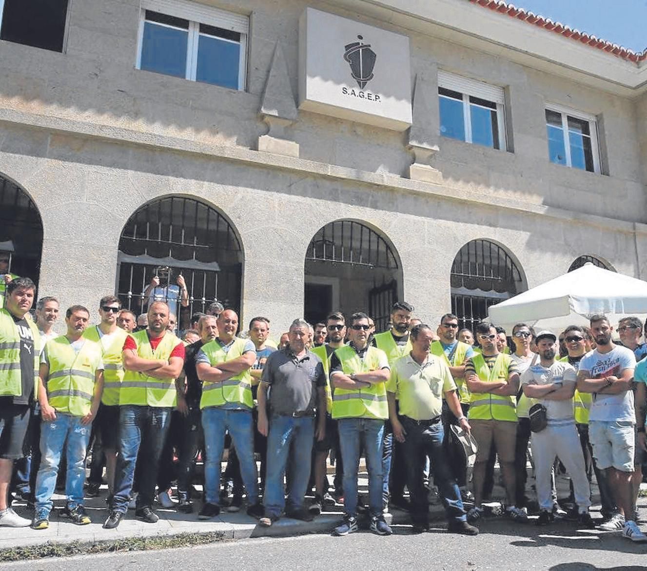 Estibadores del puerto de Vigo ante la sede de la Sagep, la sociedad de estiba.