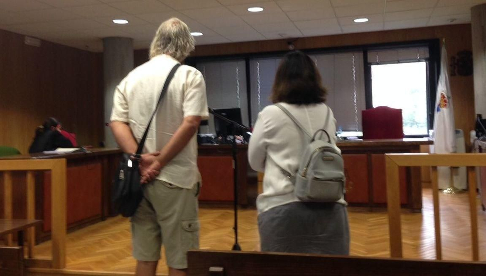 El acusado, ayer, junto a la intérprete, en el acuerdo de conformidad celebrado en el Penal 1.