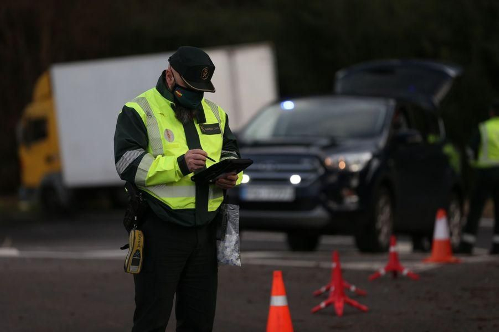 La Guardia Civil realiza controles en los accesos a la ciudad para vigilar la movilidad // Alberte