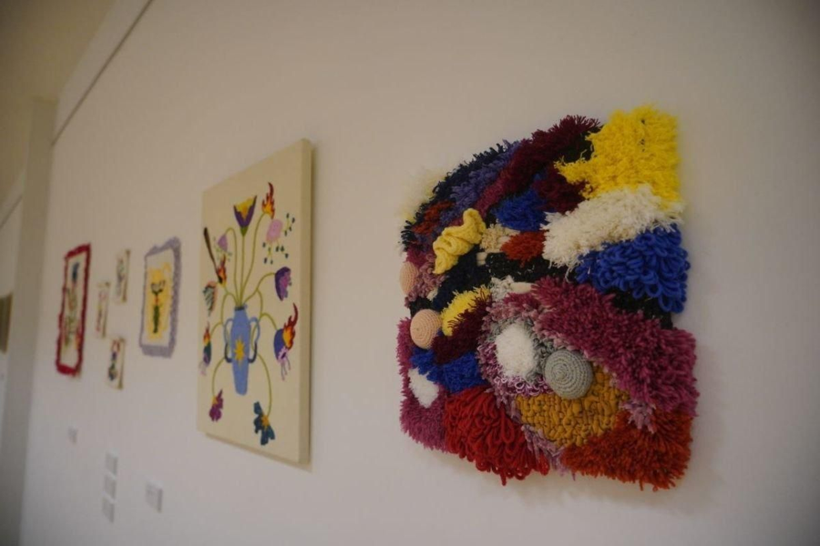 La muestra multidisciplinar ofrece un repaso por obras en distintos formatos.