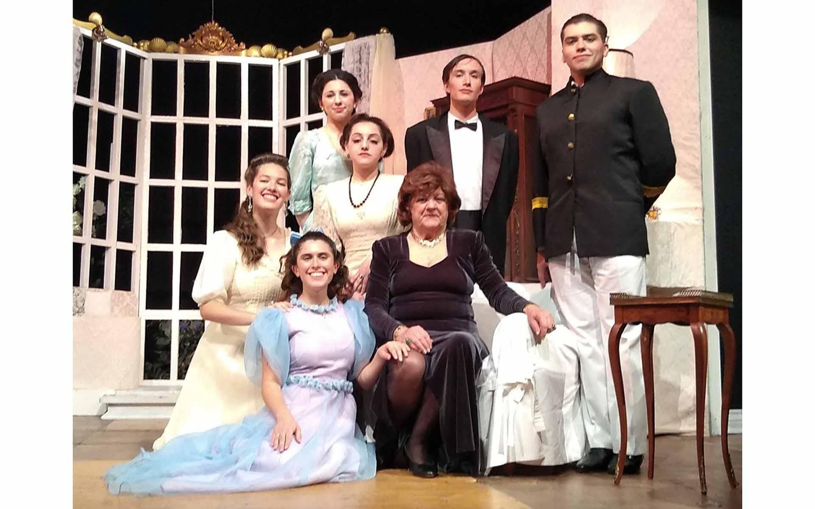 En el Centro Galicia de Buenos Aires, la Comisión de Cultura presentó en la Sala Valle Inclán la versión libre de "El Tiempo y los Conway", del dramaturgo británico J. B. Priestley, con dirección general de Fernando Naval y Miguel Cubilla