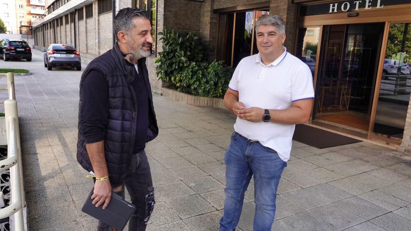 Los responsables sindicales de CC OO y UGT a la salida de la reunión con la empresa.