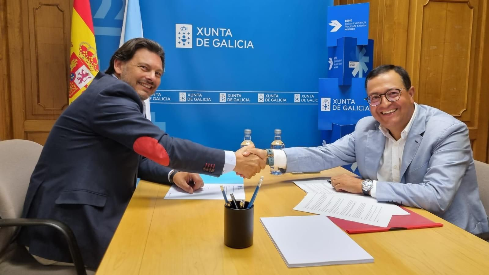 El director de Acción Exterior de la Junta de Castilla y León, Fernando Rubio,en su encuentro con el secretario general de Emigración de la Xunta de Galicia, Antonio Rodríguez Miranda