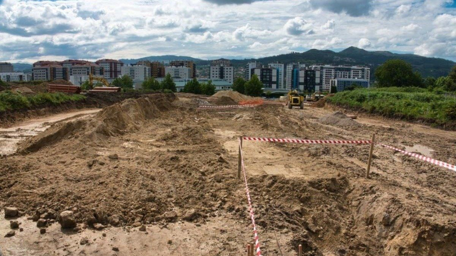 Obras en marcha en la ampliación del polígono de Navia para 1.600 viviendas protegidas.