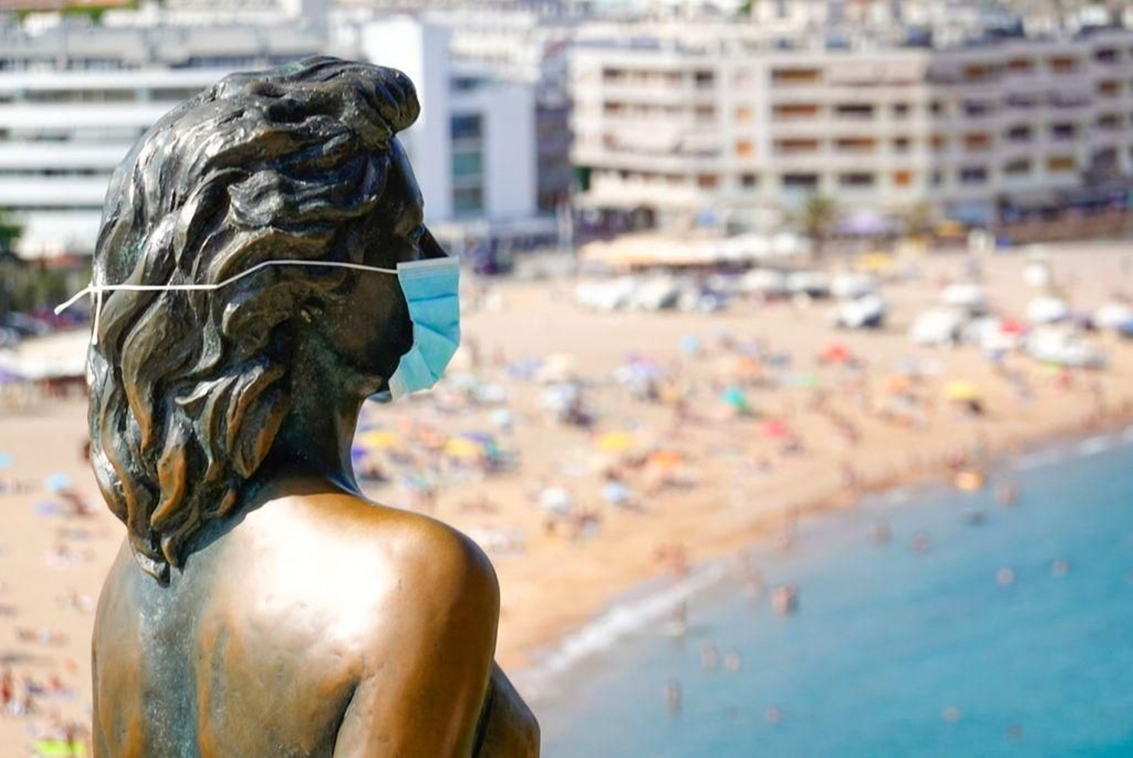 La estatua de Ava Gadner en Tossa de Mar (Girona) luce mascarilla.