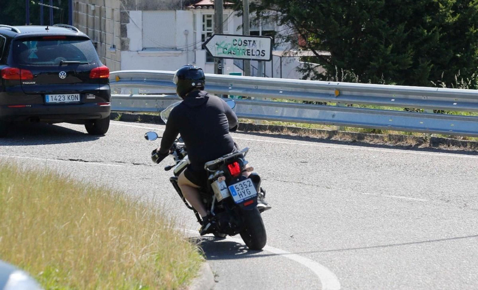 Un motorista circulando por la avenida Palacios, en Vigo.