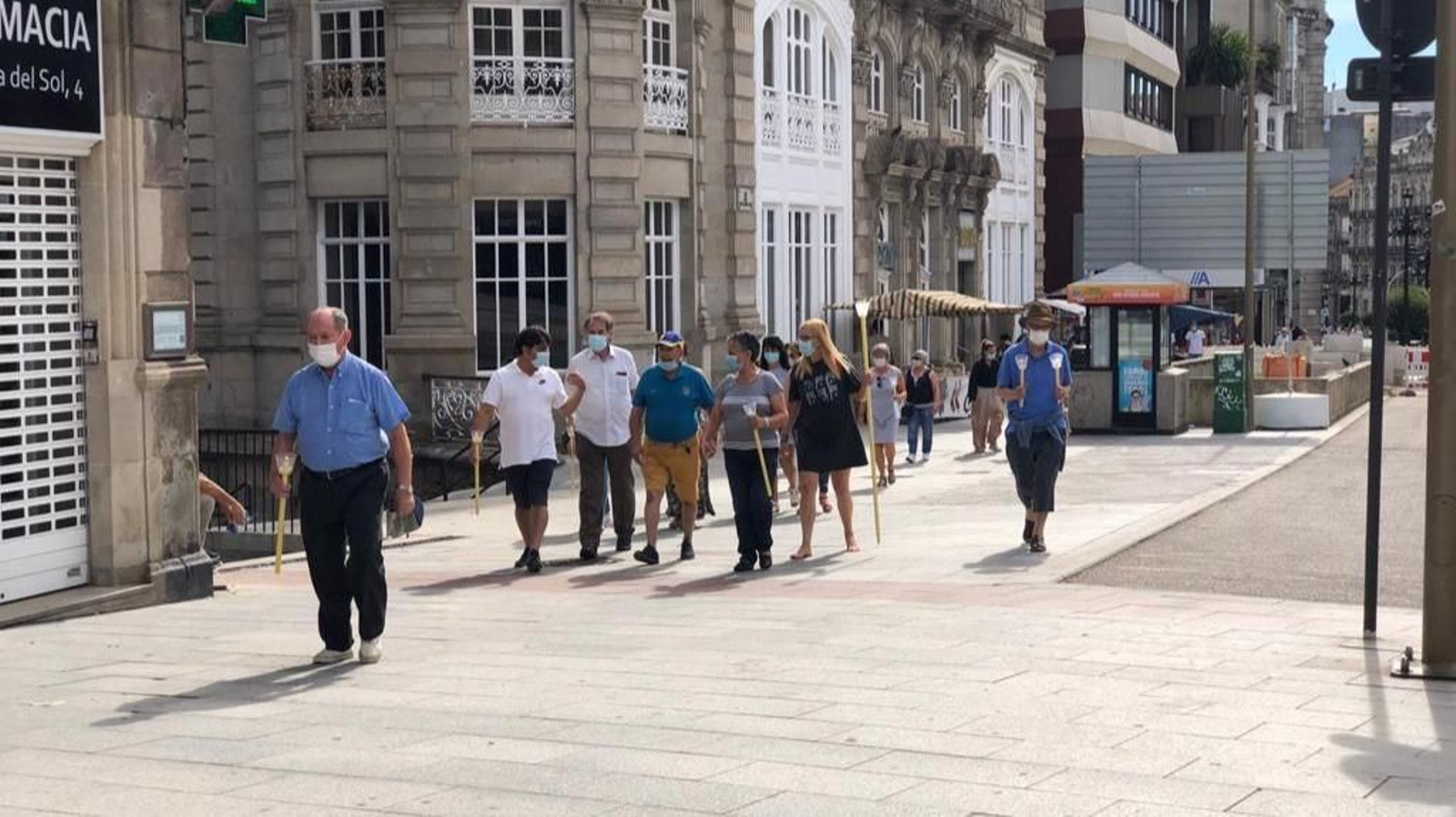Cientos de fieles con velas encendidas realizan el recorrido de la procesión del Cristo