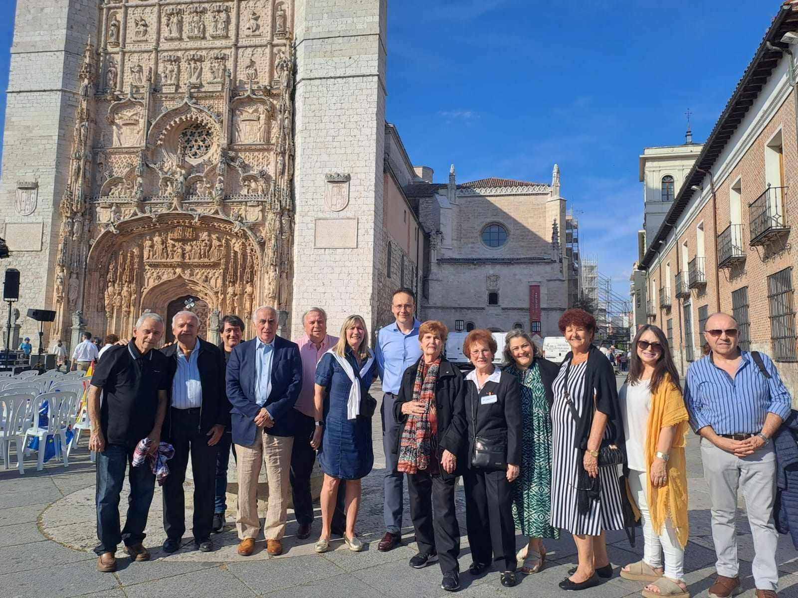 Los beneficiarios del programa Añoranza, durante el encuentro con el director general de Mayores de la Junta de Castilla y León.