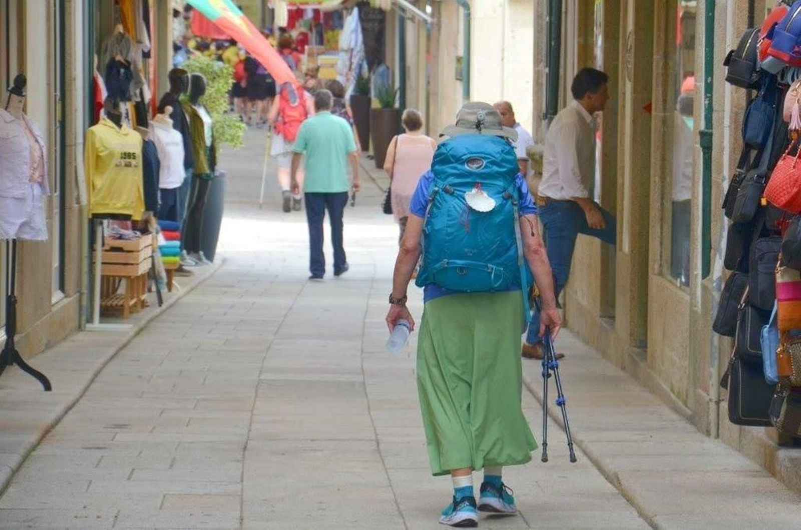 La presencia de peregrinos en la zona de la fortaleza es casi tan habitual como la de los compradores de toallas.