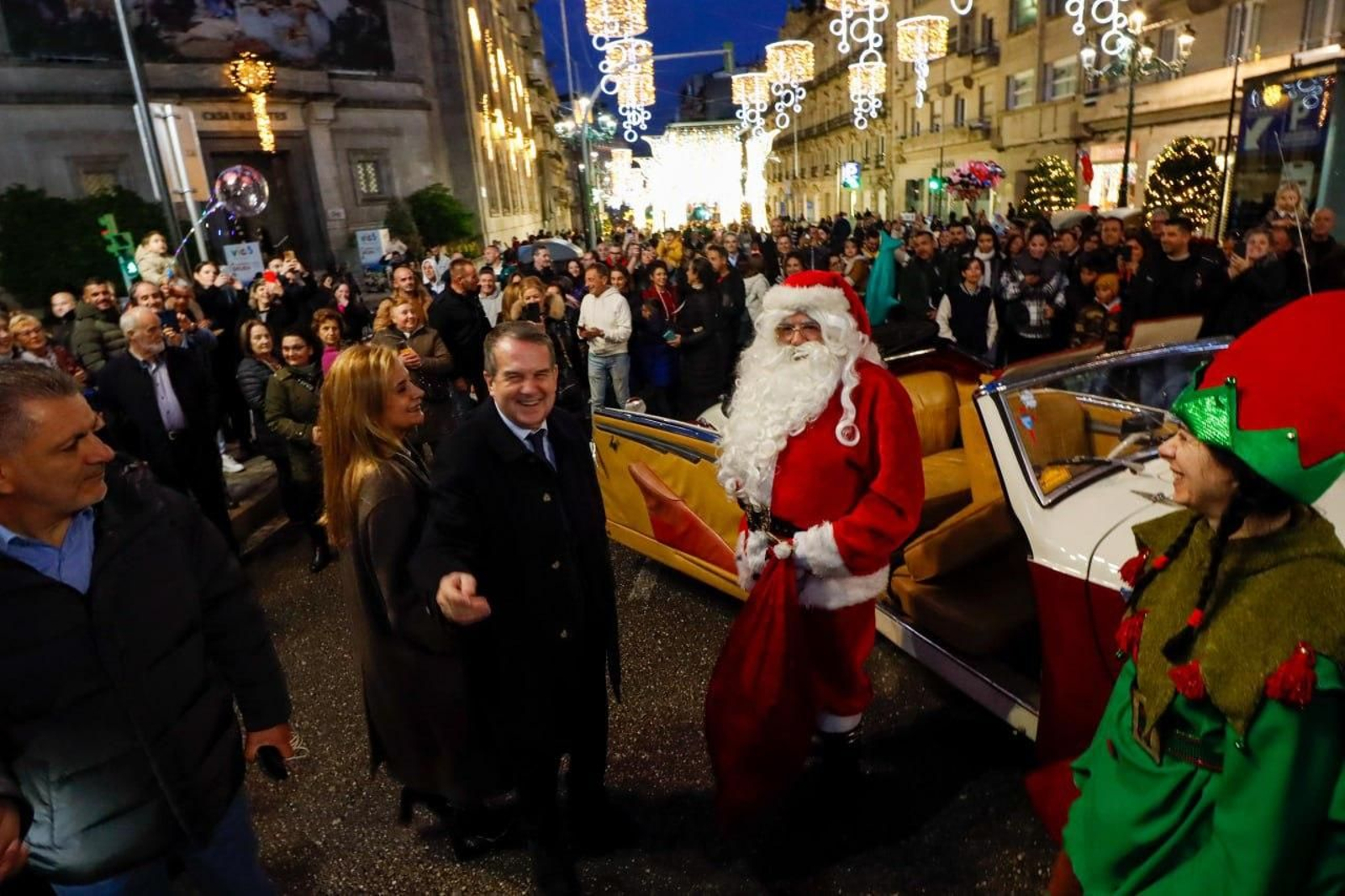 Caballero acompaña a Papá Noel a su llegada en Vigo.