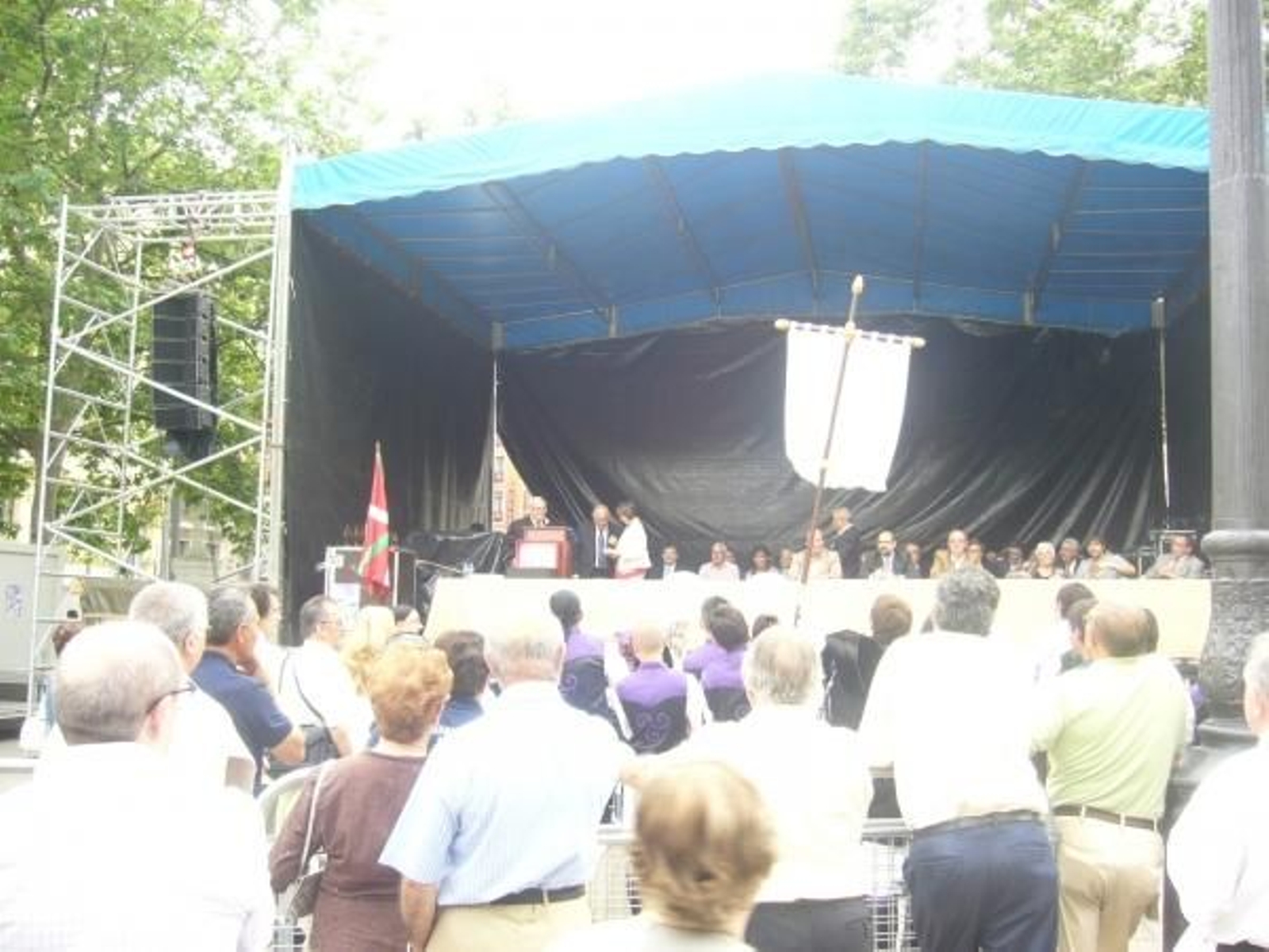Manuel Luis Rodríguez con los directivos de los centros gallegos en Euskadi, durante el Día de Galicia en el País Vasco.