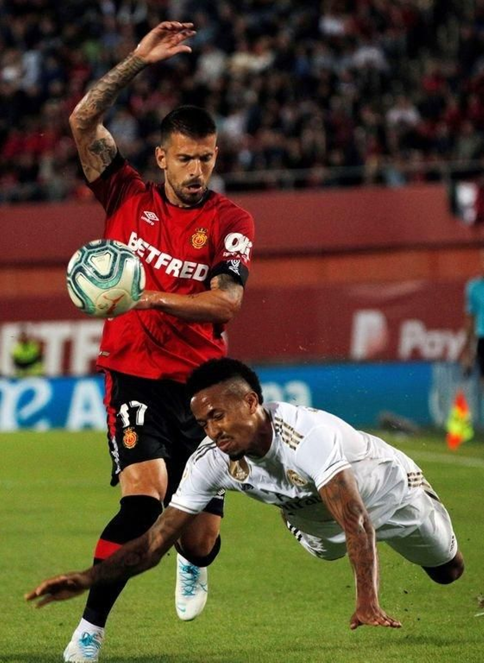 Trajkovski y Militao disputan un balón en el partido de ayer.