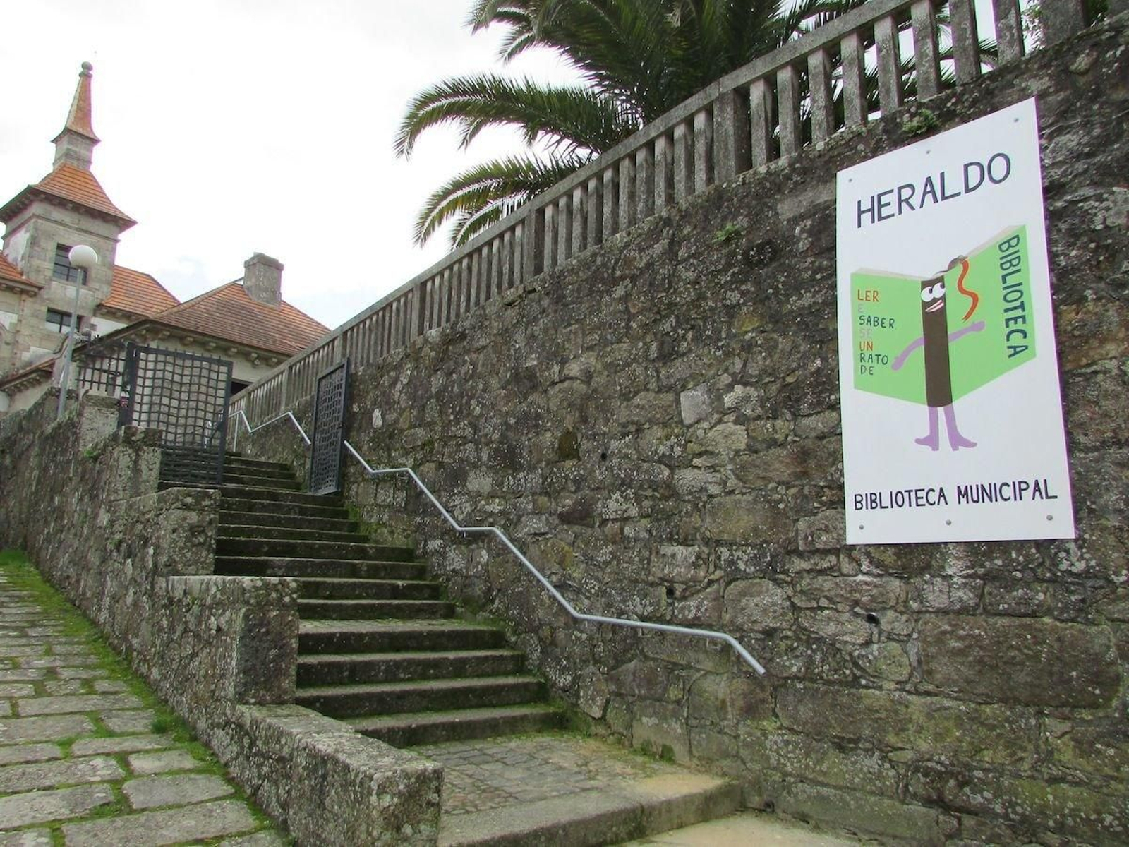 La biblioteca acoge una sesión de cuentos.