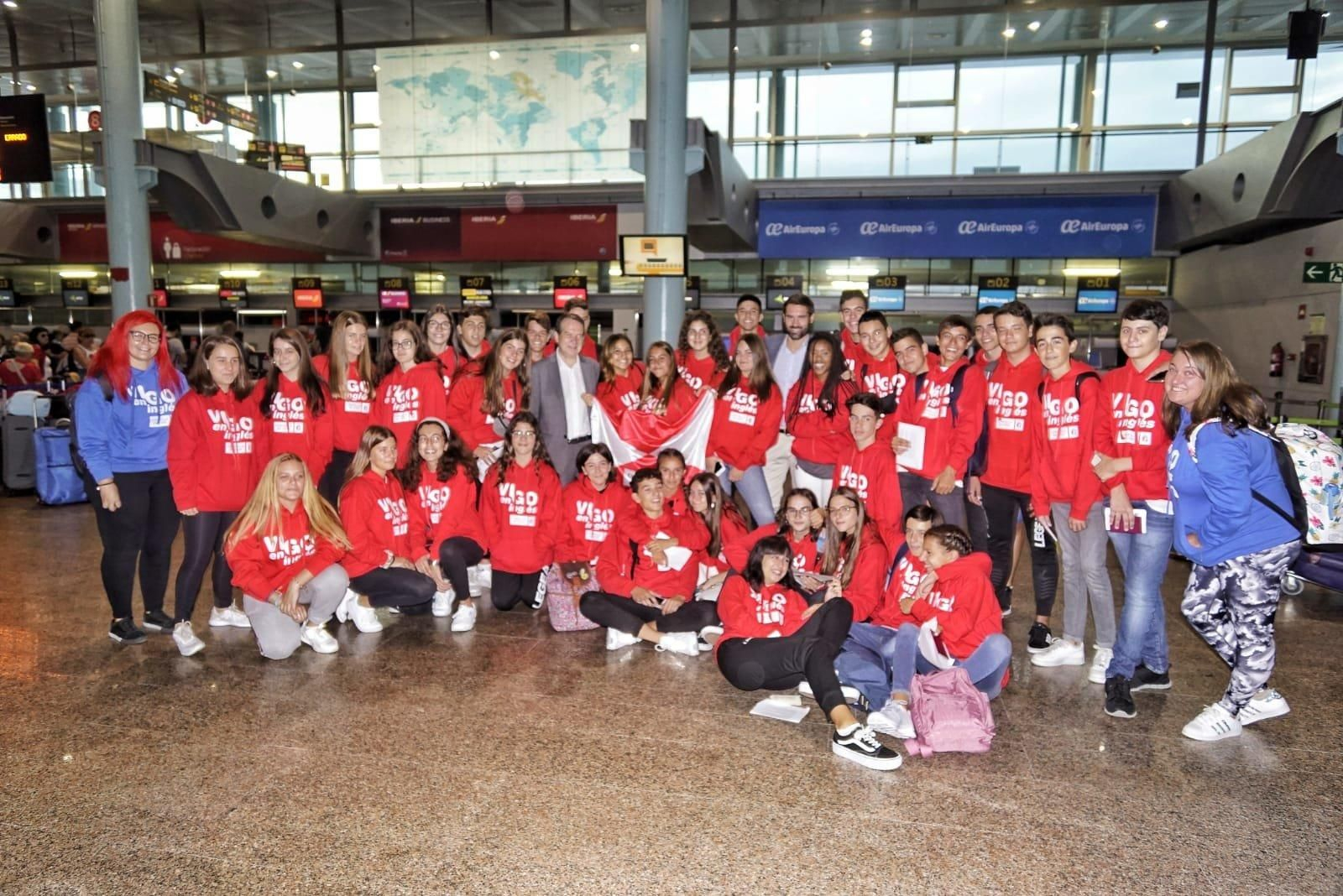 Caballero despidió esta mañana a 37 alumnos de ESO que harán estancias en Reino Unido e Irlanda