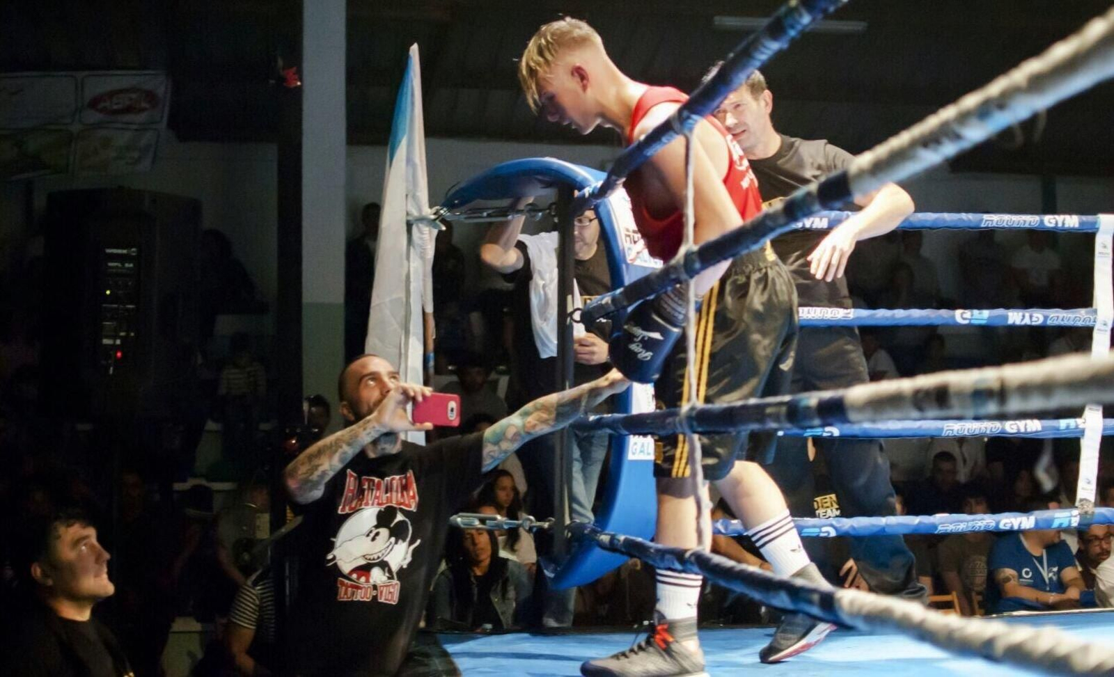 Alberto Loureiro recibe instrucciones de Simón González.