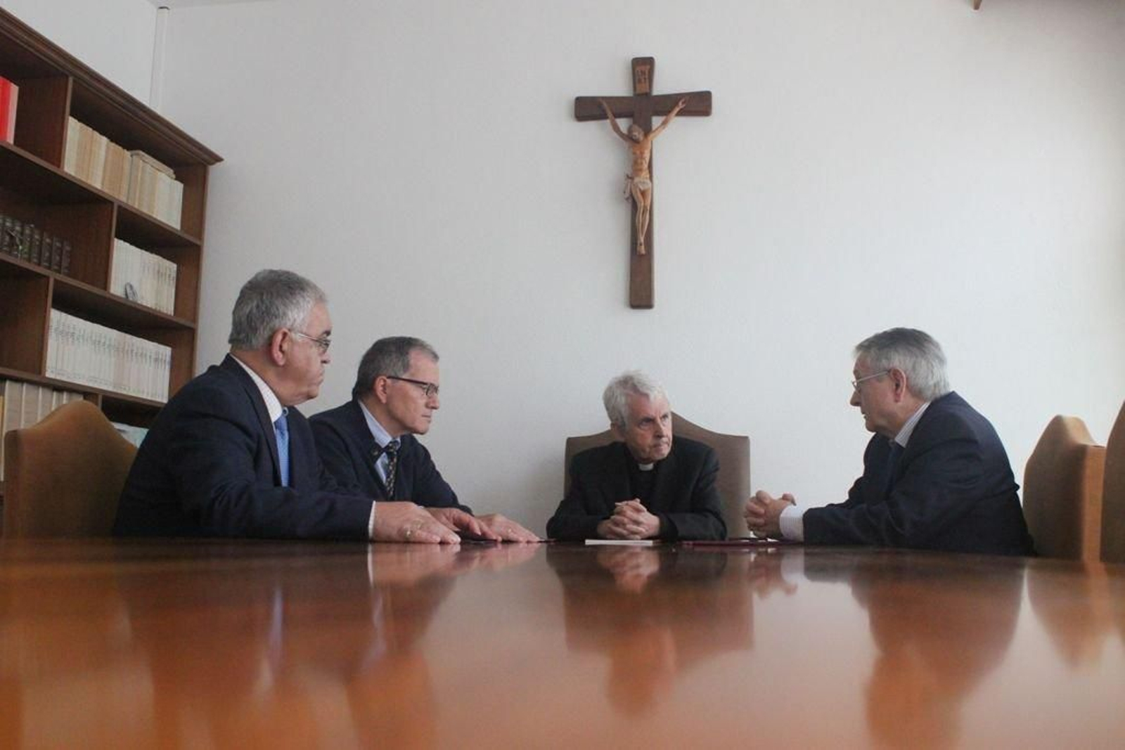 Gonzalo Davila con Jaime Barrecheguren,  delegado diocesano de Acción Caritativa, el obispo y Ángel Dorrego.