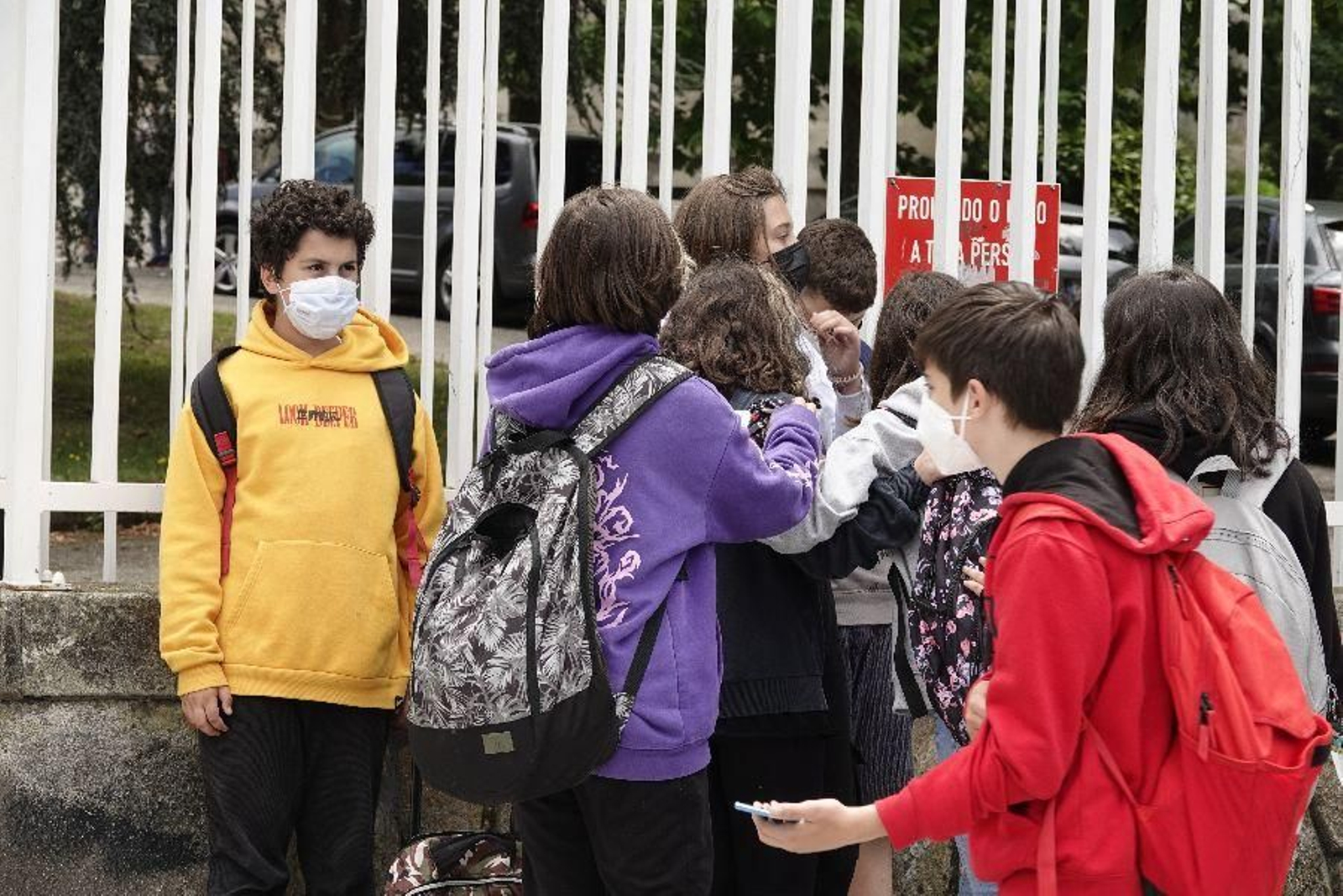 El curso del covid se despide con abrazos. // Vicente Alonso