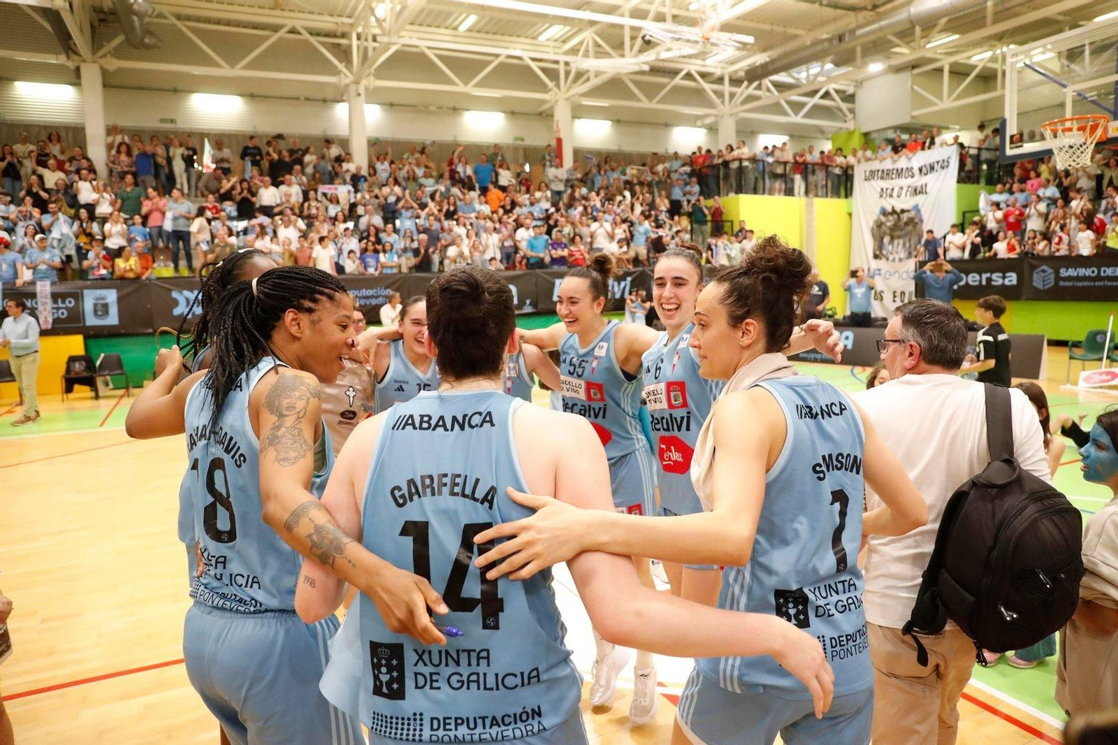 Las jugadoras se enteran de su salvación.