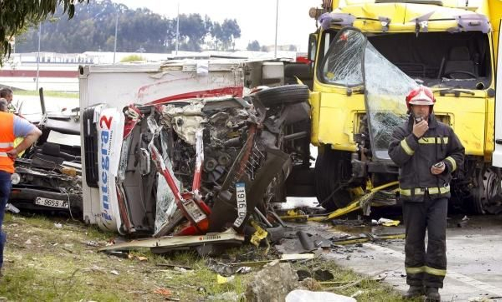 Un bombero inspeciona el lugar del accidente. (Foto: Cabalar)