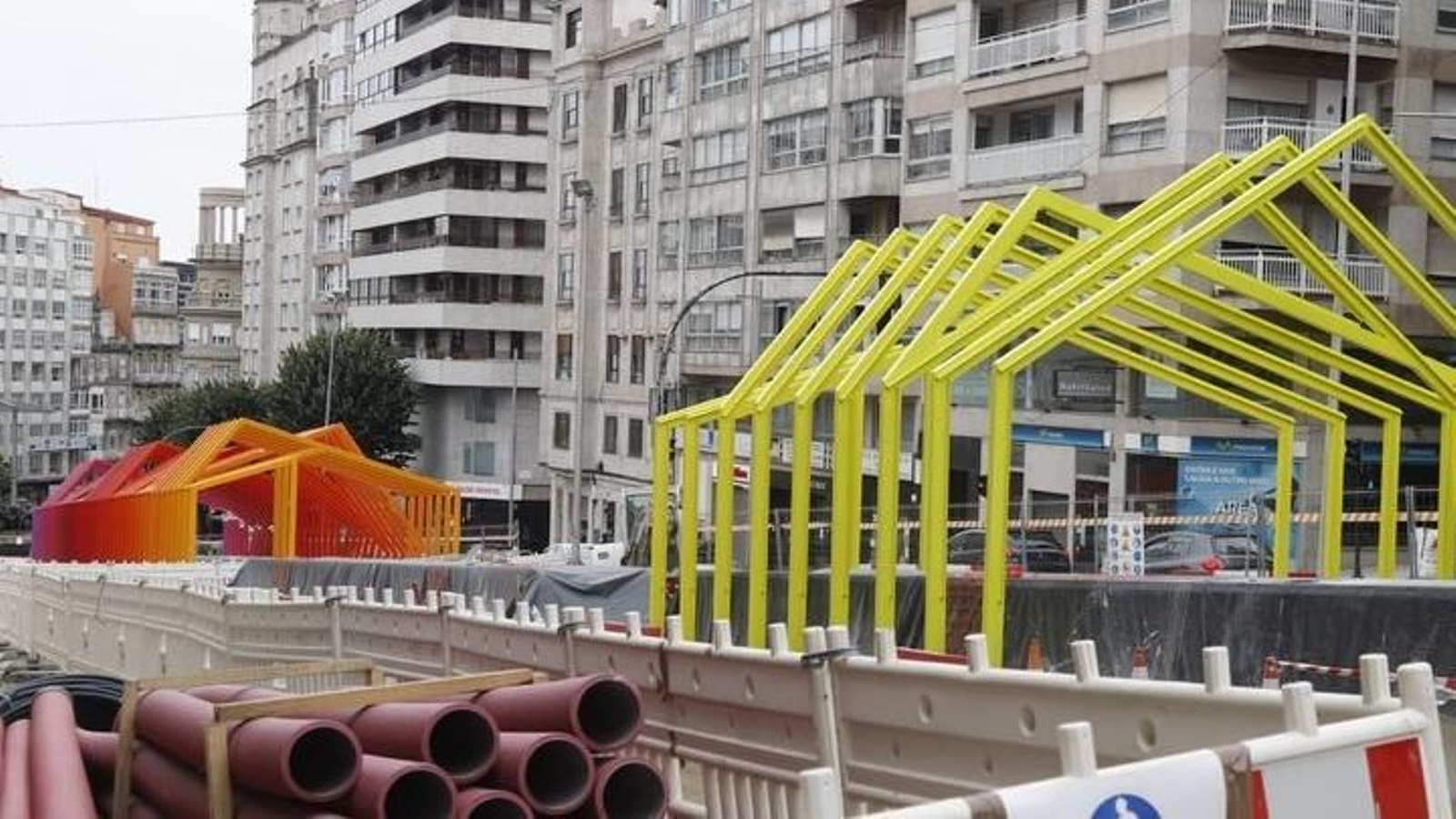 Los pórticos ya instalados en naranja y amarillo. Seguirán otros hasta completar el bulevar.