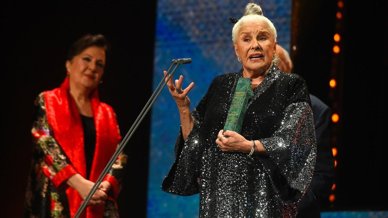 Lola Herrera con el premio Biznaga Ciudad del Paraíso. // Europa Press