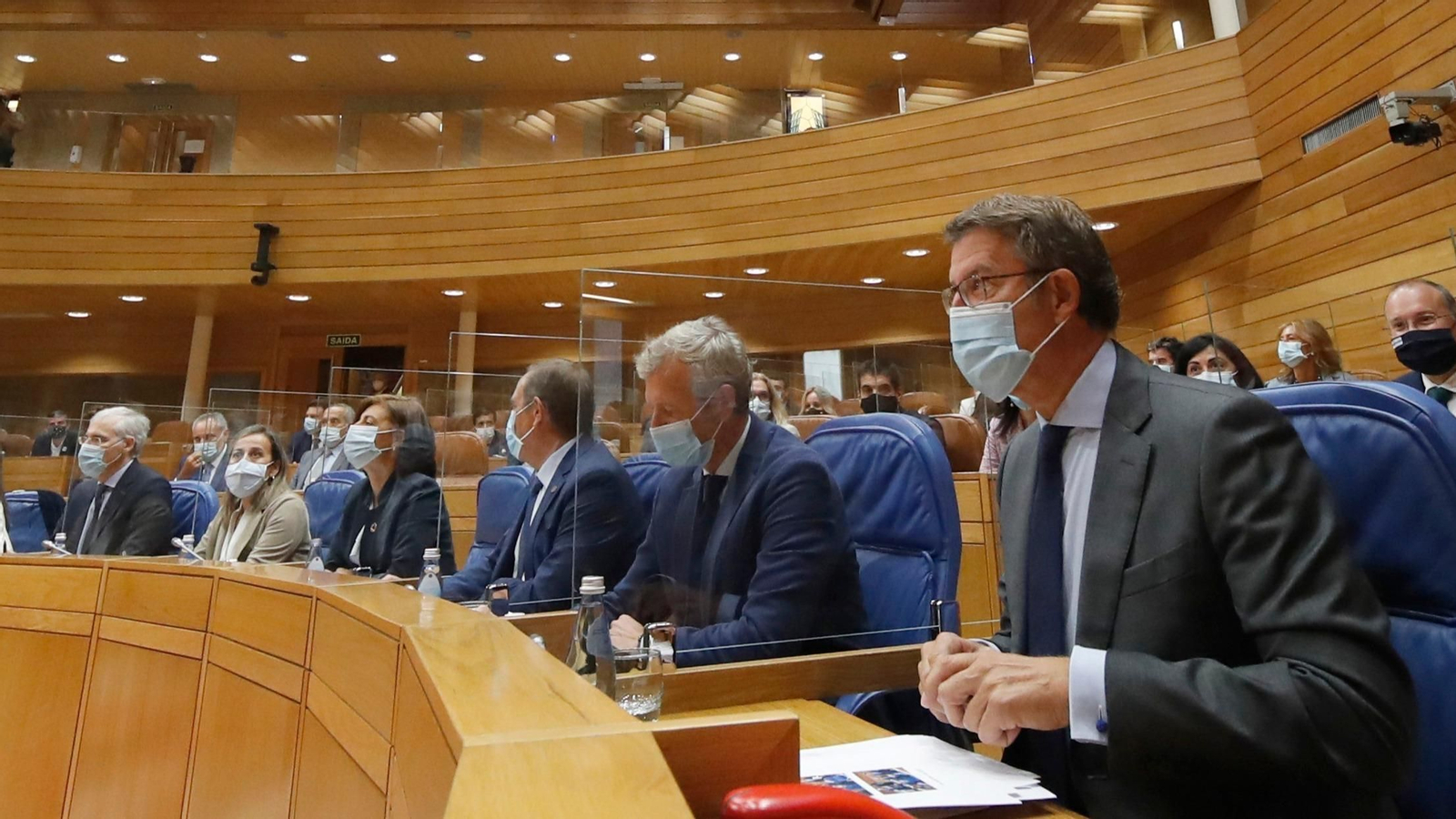 El presidente de la Xunta en funciones, Alberto Núñez Feijóo (d), antes de su intervención en el pleno de investidura de la XI Legislatura, esta mañana en Santiago de Compostela.0