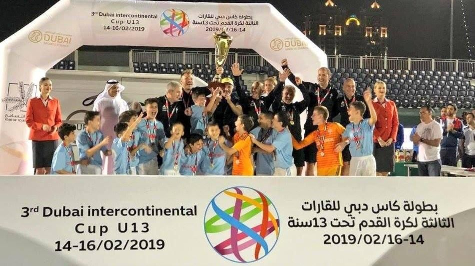 Los infantiles levantan la copa de ganadores en Dubai.