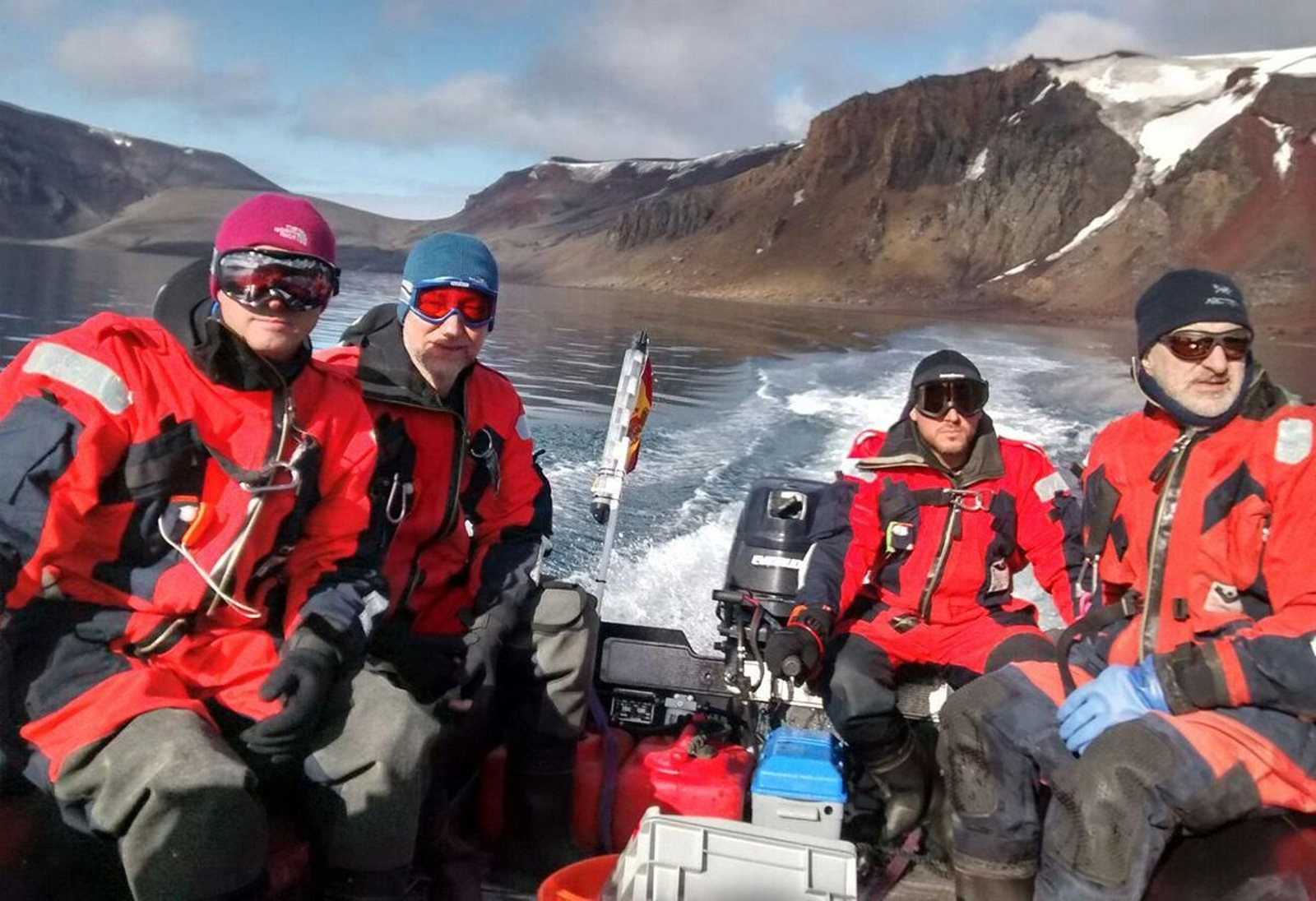 De izquierda a derecha, Jesús López, Jesús Souza, Mariano Lastra y Luis Sampedro, en la zodiac estos días en la Antártida.